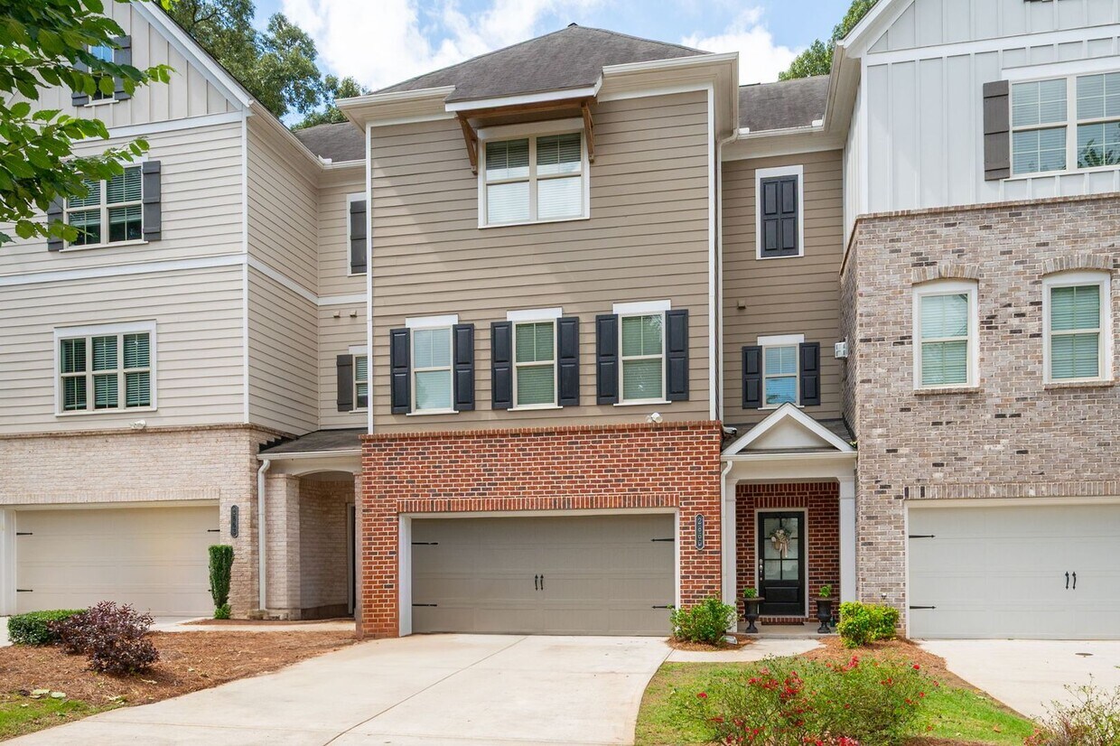 Foto principal - Stunning & Spacious Downtown Kennesaw Townhome 3 Bed 3.5 Bath w/2 Car Garage!