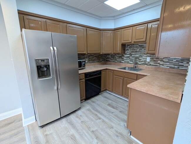 Building Photo - Spacious 4 Bedroom 2 Full Bathroom Home (Perry South)