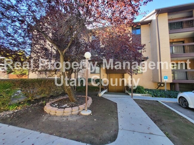 Building Photo - 2244 N Canyon Rd