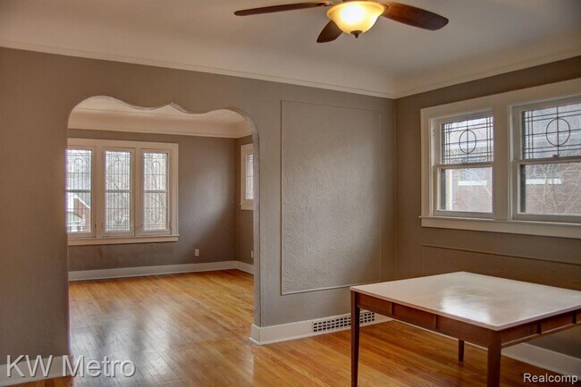 Building Photo - 575 W Breckenridge St
