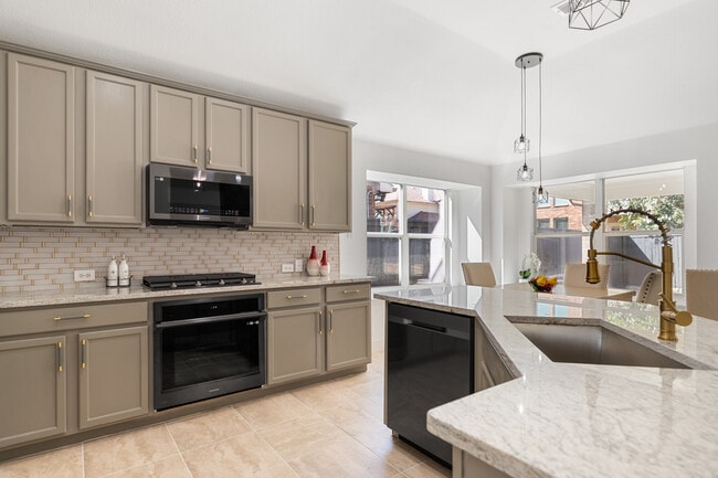 Bright and airy kitchen - 4817 Culberson Ct