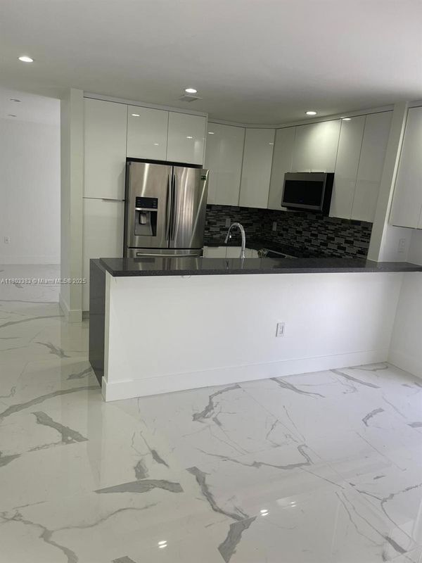 Building Photo - 7030 SW 41st Pl