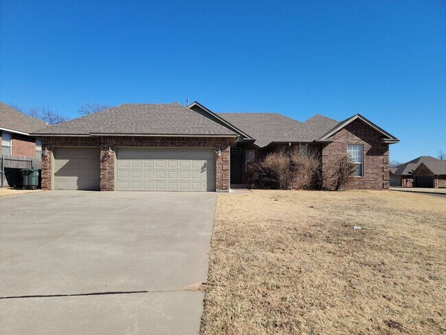 Foto del edificio - Lovely 4 Bedroom 2 Bathroom Home In Edmond Schools