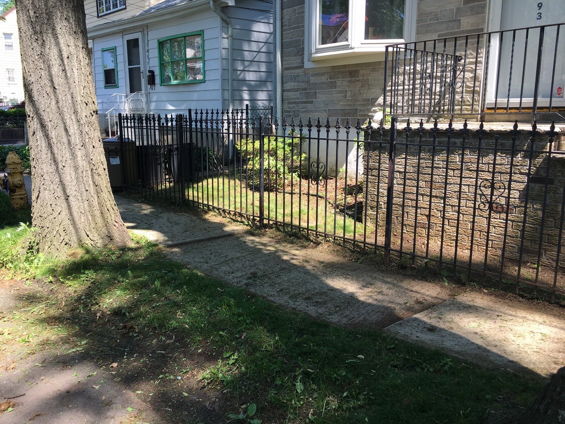 Front - 1493 Leslie St