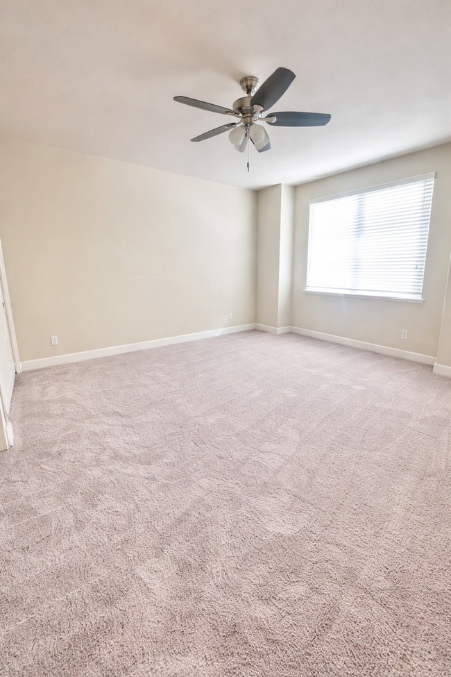 Building Photo - Beautifully Updated 4 Bed / 3.5 Bath Townhome in Prime Location