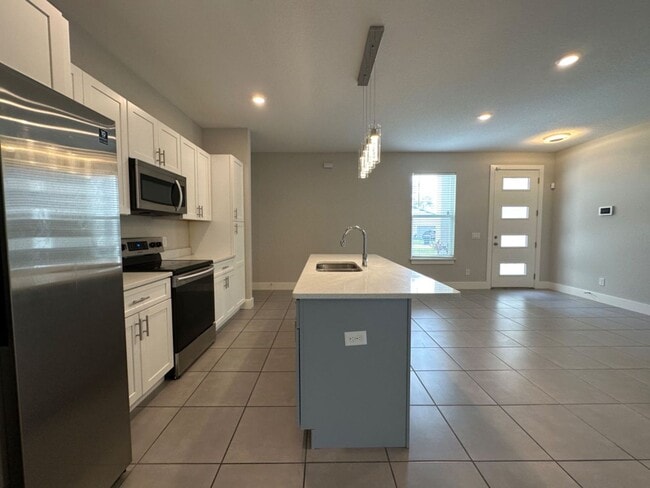 Building Photo - Poinciana Dream home - 4 beds and 2 baths ...