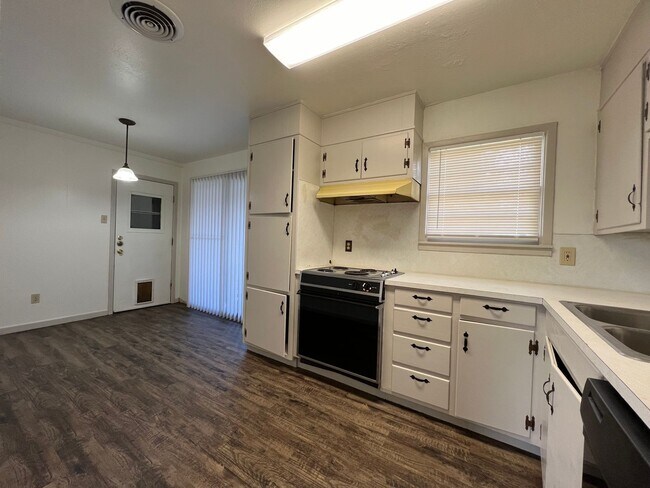 Foto del edificio - Welcome to this charming 3-bedroom, 1.5-ba...