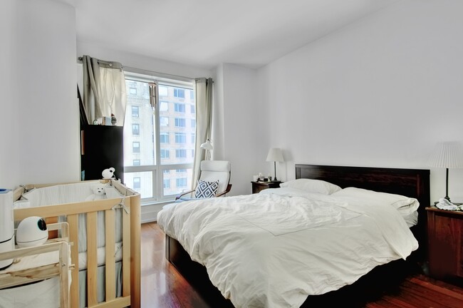 Building Photo - 350 W 42nd St