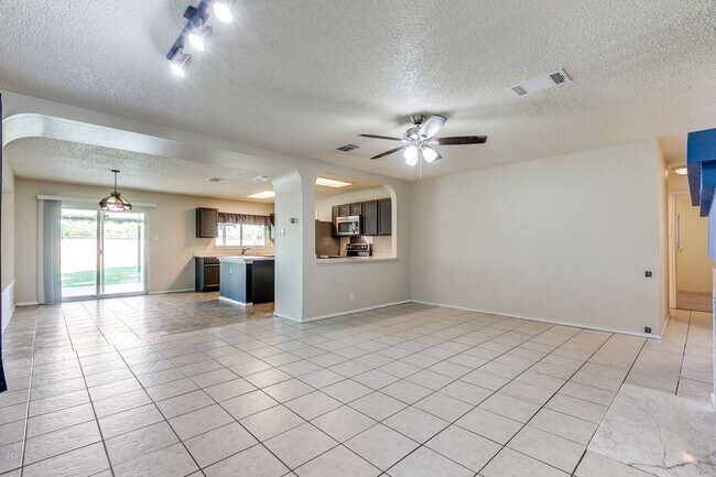 Building Photo - BEAUTIFUL SINGLE-STORY HOME IN REGENCY MEA...