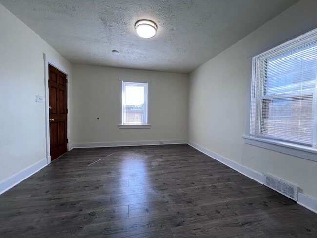 Building Photo - Cozy 1BR apartment now available!