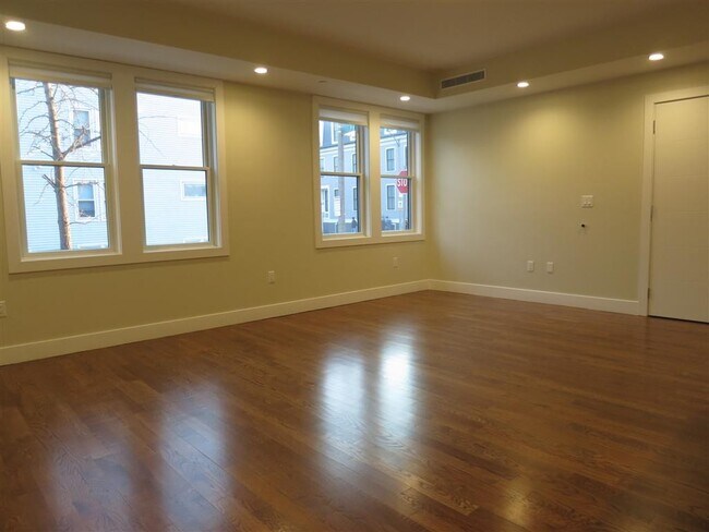 Foto del edificio - 906 E 2nd St