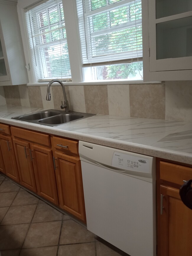 kitchen - 2561 Myra St