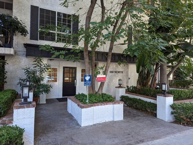 Building Photo - Beautiful Corner 3rd Floor 2 bedroom Condo...