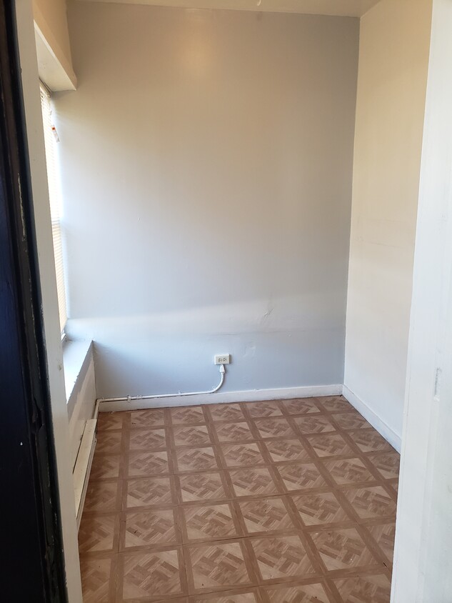 Bonus 1/2 room - 705 W 71st St