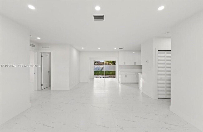 Foto del edificio - 19320 NW 37th Ave