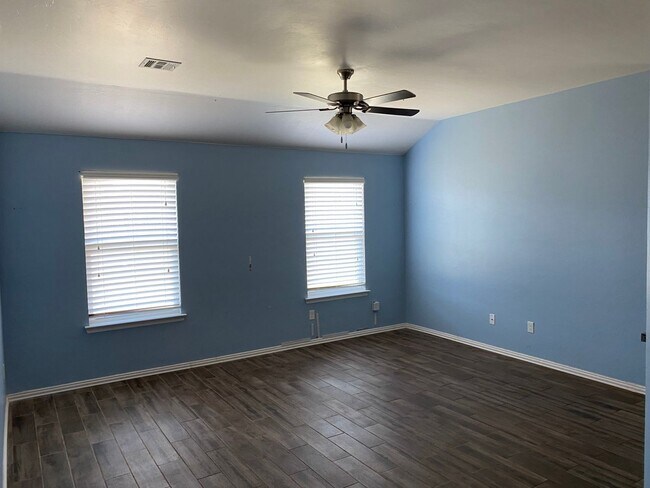 Building Photo - 3 bedroom 2 bath, with large back yard