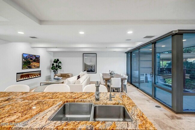 Foto del edificio - 7121 E Rancho Vista Dr
