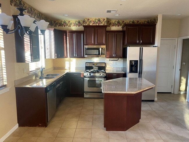 Building Photo - LARGE BEAUTIFUL HOME IN THE SONATA "GATED ...