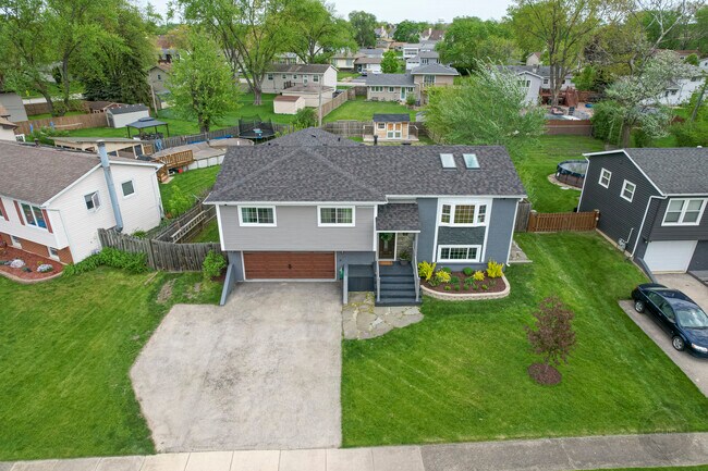 Foto del edificio - 7215 Larchwood Ln