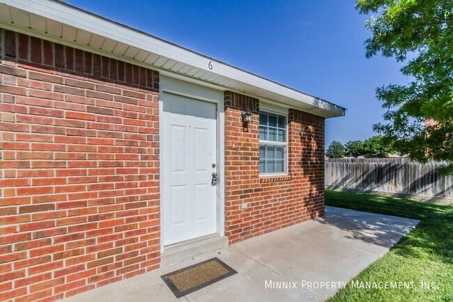 Building Photo - 2801 Mable Dr