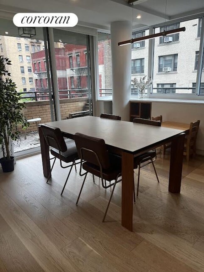 Building Photo - 275 W 96th St