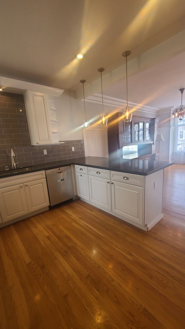 Foto del edificio - Big, beautiful townhouse 2 plus bedrooms. ...