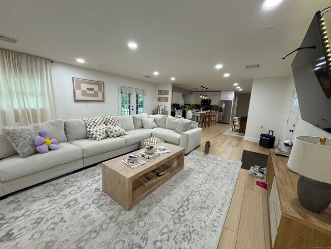 Foto del edificio - 57 Lovers Ln