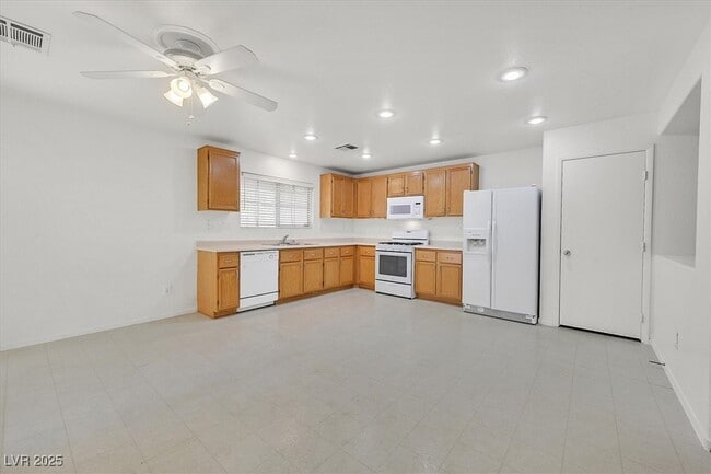Building Photo - 7173 Las Colinas Ave