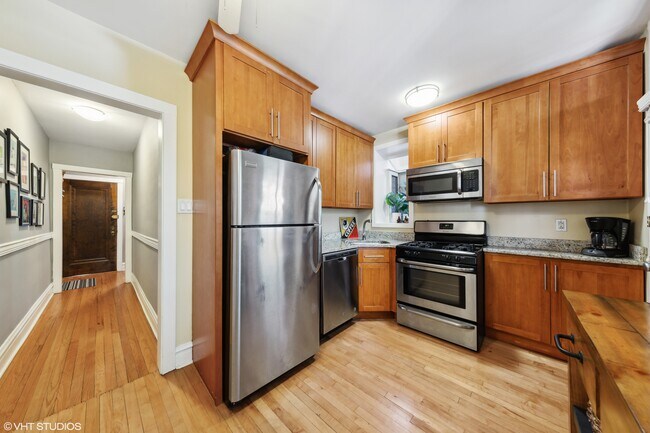 Building Photo - 740 W Wrightwood Ave