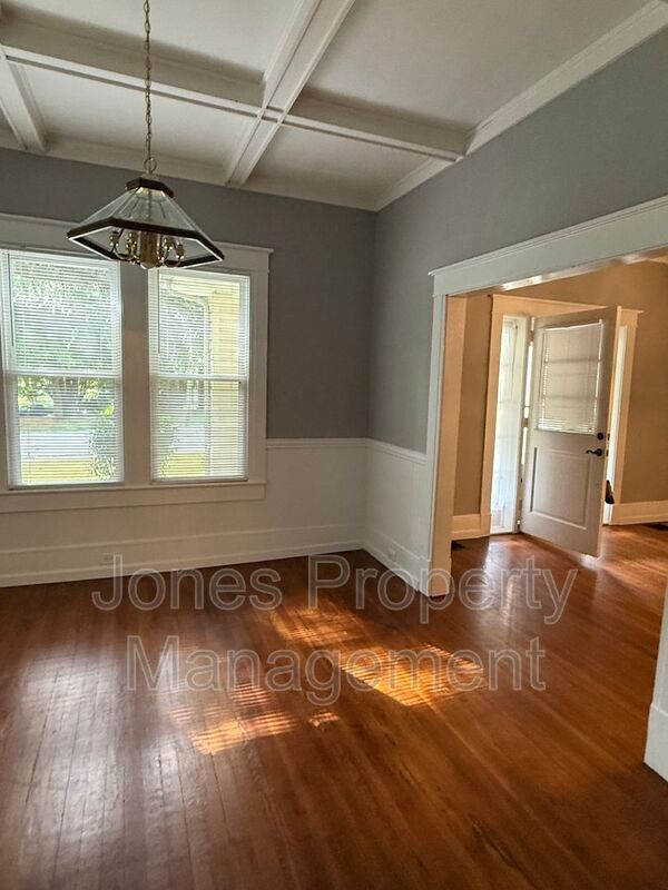 Foto del edificio - 809 N Main St