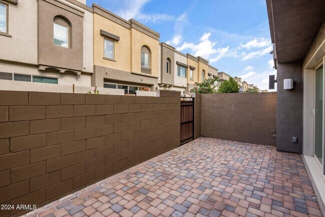 Building Photo - 7428 E Paraiso Dr