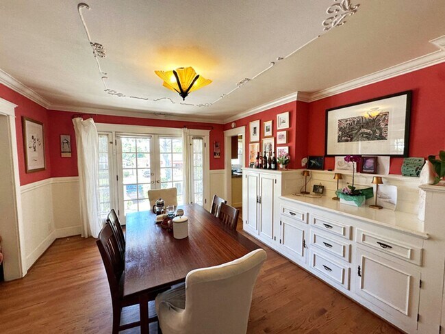 Building Photo - Vintage 3Bed/2Bath Charmer in Historic Dow...
