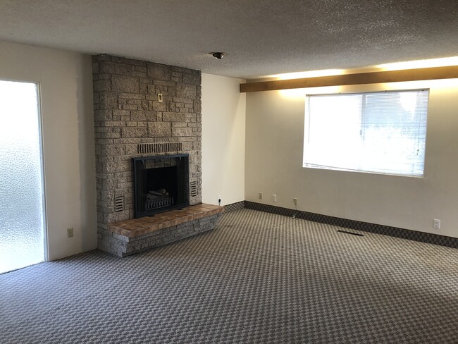 Building Photo - 645 SW James Pl