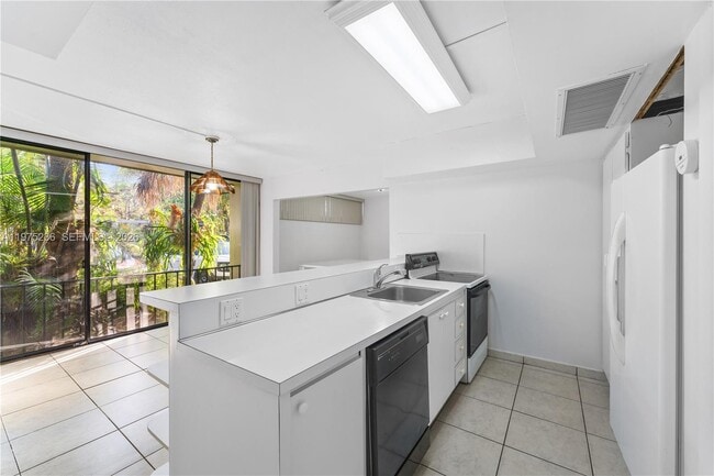 Building Photo - 6436 Miami Lakes Dr