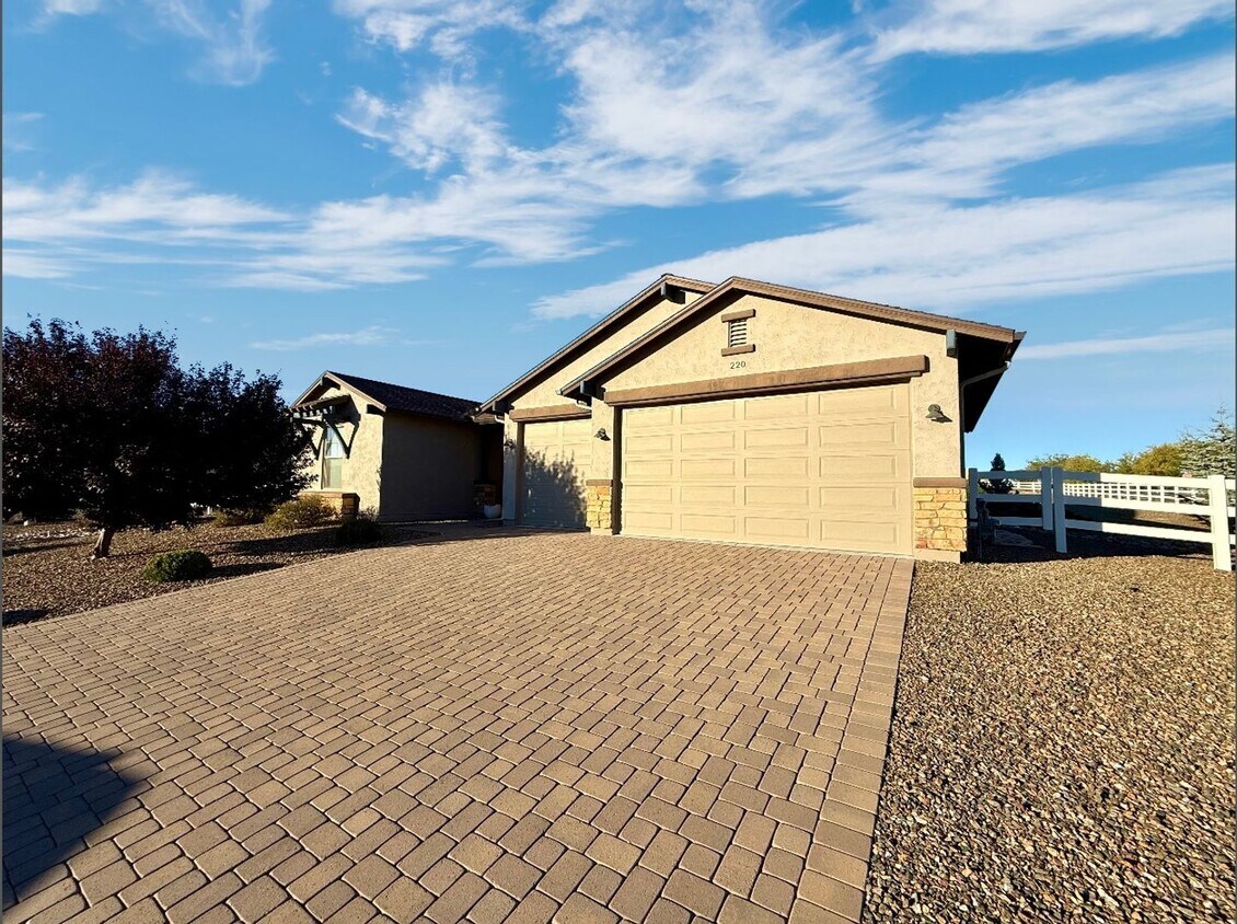 Primary Photo - Gorgeous home in Chino Valley