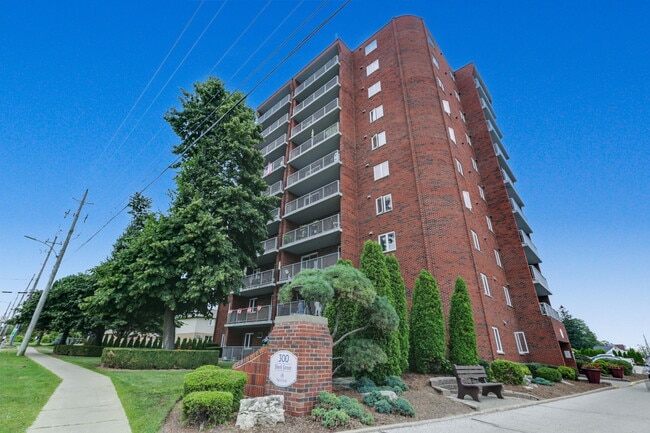 Building Photo - 304 Bella Vista Apartments