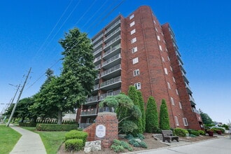 Building Photo - 304-304 Sherk St