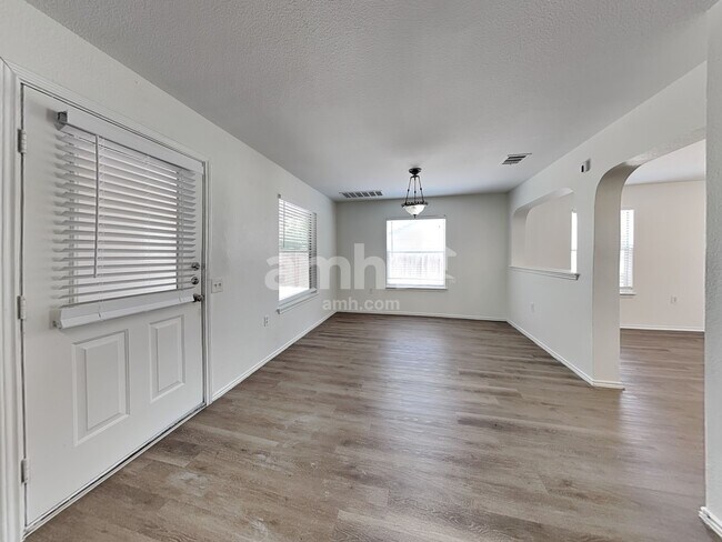 Foto del edificio - 13801 Briarcreek Loop