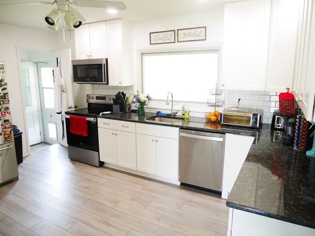 Building Photo - Charming 3-Bedroom Single Family Home with...