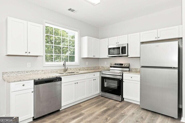 Building Photo - 818 Woods Dr NW