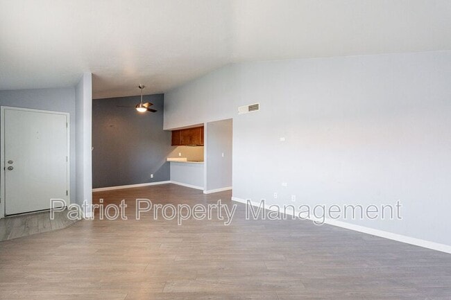 Building Photo - 1402 E Guadalupe Rd
