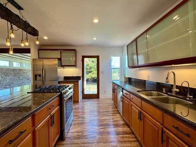 Foto del edificio - Upgraded, Charming House in La Mesa 2Bd/1Ba, Attached Garage, Large Backyard