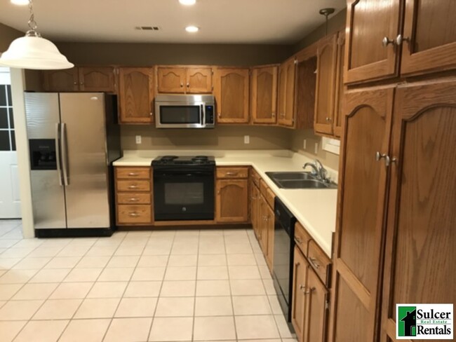 Building Photo - 1,455 Sq Ft House in Valley View School Di...