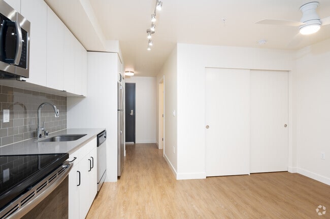 Studio, 1BR - 437SF - East Howe Steps