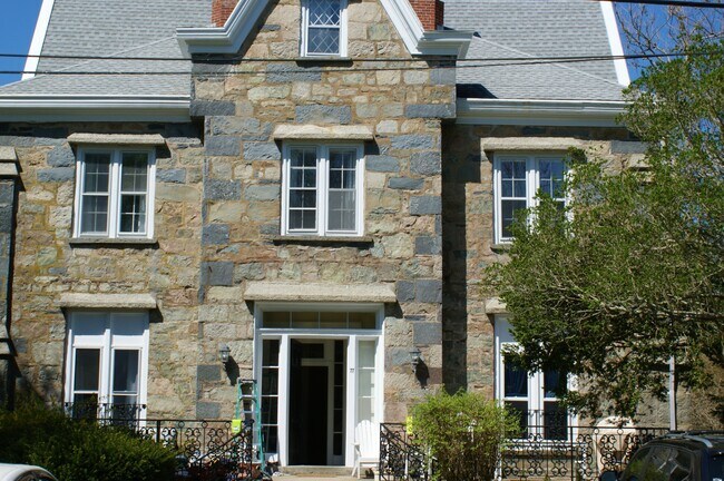 Este complejo en alquiler está ubicado en el extremo sur de Newport - 45 Coggeshall Ave