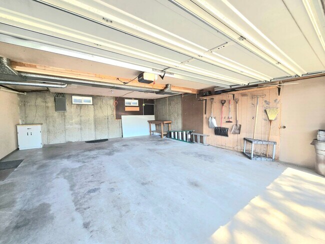 Building Photo - Charming 4-Bedroom Split-Level Home with S...