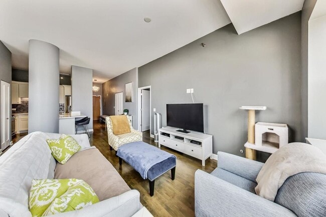 Building Photo - 2BD/2BTH PENTHOUSE  WITH PRIVATE TERRACE I...