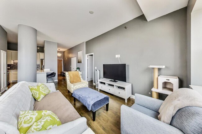 Foto del edificio - 2BD/2BTH PENTHOUSE  WITH PRIVATE TERRACE I...