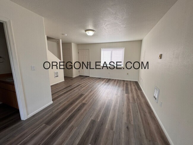 Foto del edificio - Newly remodeled 3 bedroom townhouse in Springfield
