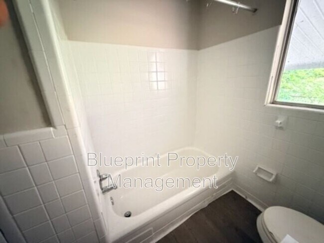 Building Photo - 3736 Oak Ave SW